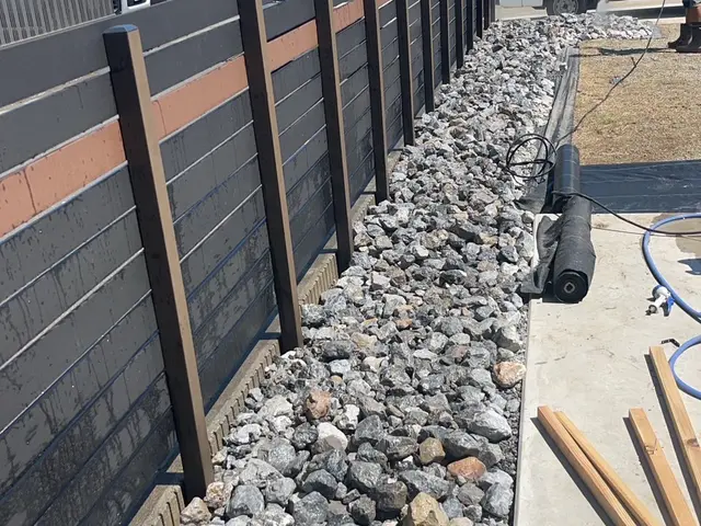 砂利は厚めに敷きます。(厚み5cm以上)防草、防犯に効果大！迅速、丁寧に施工！サービスの画像