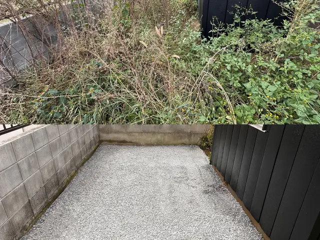 砂利は厚めに敷きます。(厚み5cm以上)防草、防犯に効果大！迅速、丁寧に施工！サービスの画像