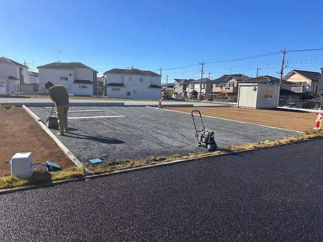 砂利は厚めに敷きます。(厚み5cm以上)防草、防犯に効果大！迅速、丁寧に施工！サービスの画像