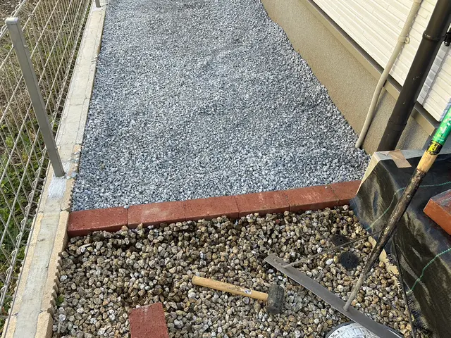 砂利は厚めに敷きます。(厚み5cm以上)防草、防犯に効果大！迅速、丁寧に施工！サービスの画像