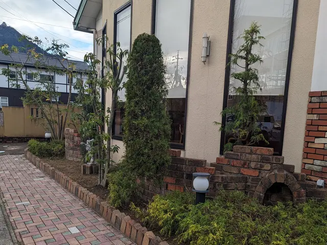 個人邸・空家・アパート・店舗など、庭木の剪定お任せください。　☆損害保険加入済みサービスの画像