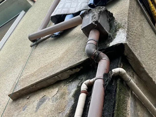 雨樋の清掃、金具の調整サービスの画像