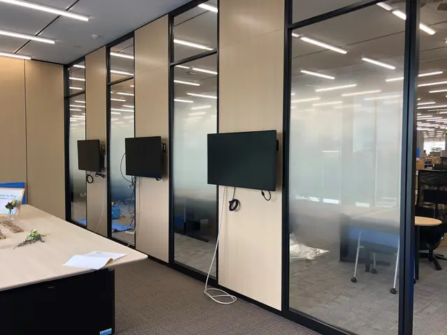 強盗などの防犯対策に！ 地震などの防災対策に！ガラスフィルムは効果が絶大なんですサービスの画像