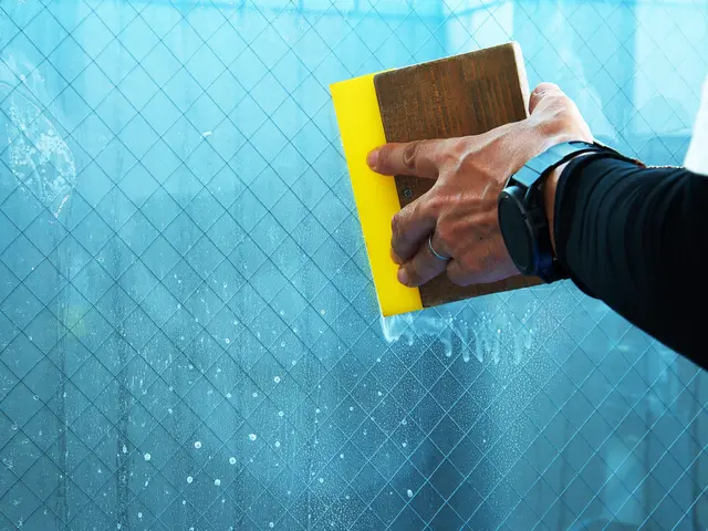 強盗などの防犯対策に！ 地震などの防災対策に！ガラスフィルムは効果が絶大なんですサービスの画像