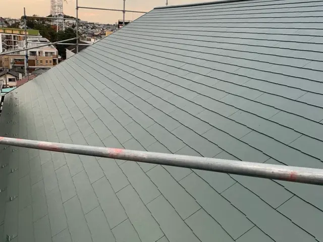 「仕上がりの美しさと10年保証で安心！スピード対応が自慢の屋根塗装のプロ」サービスの画像