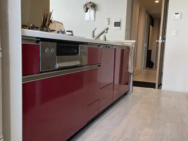 キッチン扉へのダイノックシート施工で新品に取替えた様なキッチンへ生まれ変わりますサービスの画像