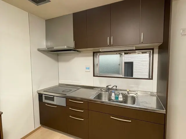 キッチン扉へのダイノックシート施工で新品に取替えた様なキッチンへ生まれ変わりますサービスの画像