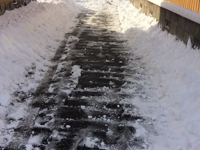 大変な雪かきを是非お任せ下さい！人力もしくは除雪機を使用いたします♬サービスの画像