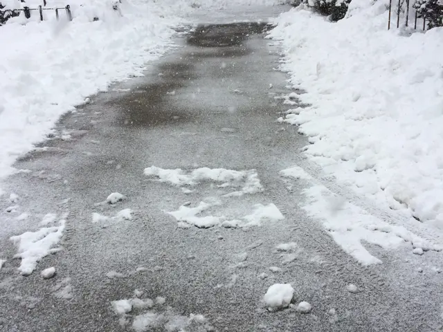 大変な雪かきを是非お任せ下さい！人力もしくは除雪機を使用いたします♬サービスの画像