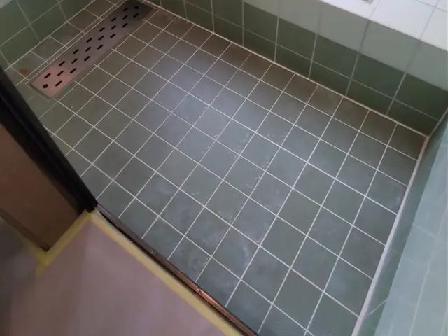 【寒くなる前に】浴室の床シート貼りサービスの画像