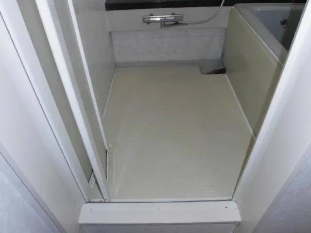 【寒くなる前に】浴室の床シート貼りサービスの画像