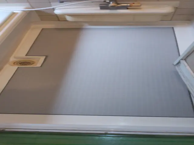 【寒くなる前に】浴室の床シート貼りサービスの画像