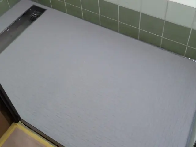 【寒くなる前に】浴室の床シート貼りサービスの画像