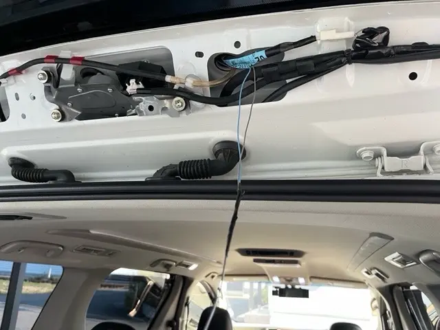 なるべく配線は隠して、見た目スッキリにします。サービスの画像