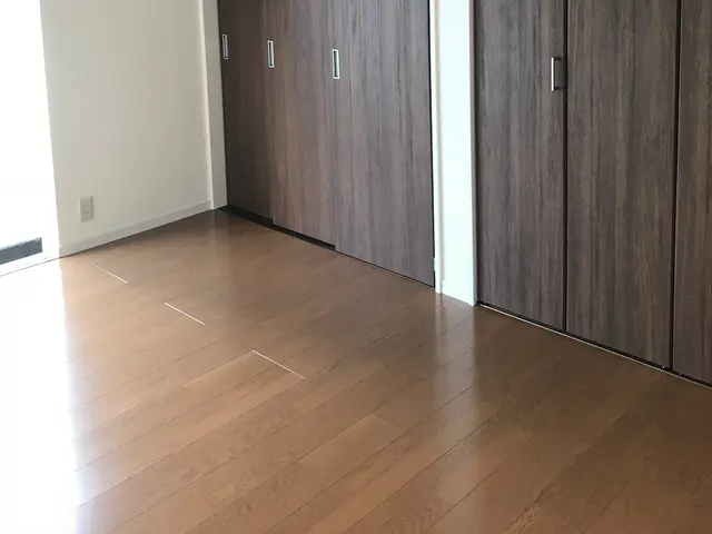 傷んだ床を一新するとお部屋の印象は変わります。どうぞご相談ください。サービスの画像