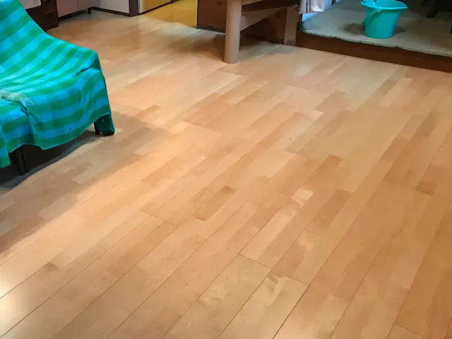 傷んだ床を一新するとお部屋の印象は変わります。どうぞご相談ください。サービスの画像