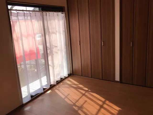 傷んだ床を一新するとお部屋の印象は変わります。どうぞご相談ください。サービスの画像