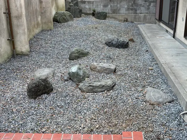 お庭や空家の草抜きが大変。マンション周りの草抜きをお願いしたい。お任せください！サービスの画像