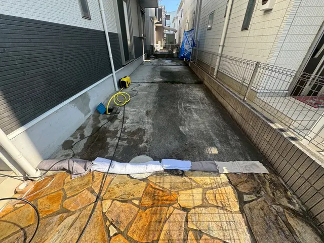 【法人企業で安心！】駐車場の高圧洗浄　～丁寧に作業させていただきます！～サービスの画像