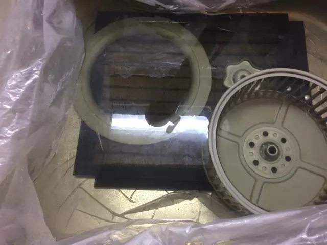 換気扇の頑固な油汚れを内部までぴかぴかに真心込めて掃除します！サービスの画像