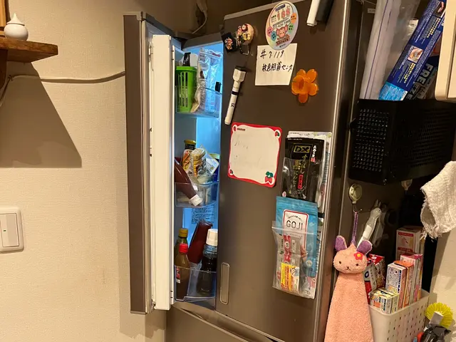 全国300店舗を誇る大手のノウハウで冷蔵庫内の汚れをきれいに清掃サービスの画像