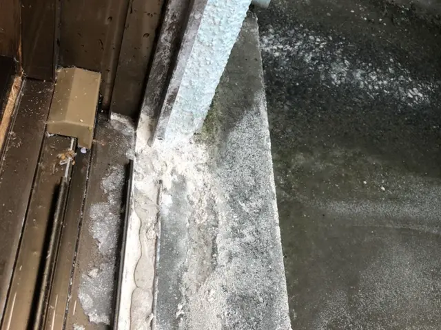 ベランダ、バルコニーをキレイに洗浄します。一般的1Rマンション程度の広さからサービスの画像