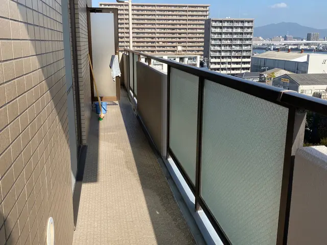 ベランダ、バルコニーをキレイに洗浄します。一般的1Rマンション程度の広さからサービスの画像