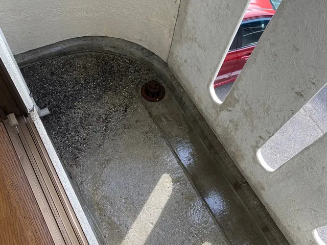 ベランダ、バルコニーをキレイに洗浄します。一般的1Rマンション程度の広さからサービスの画像