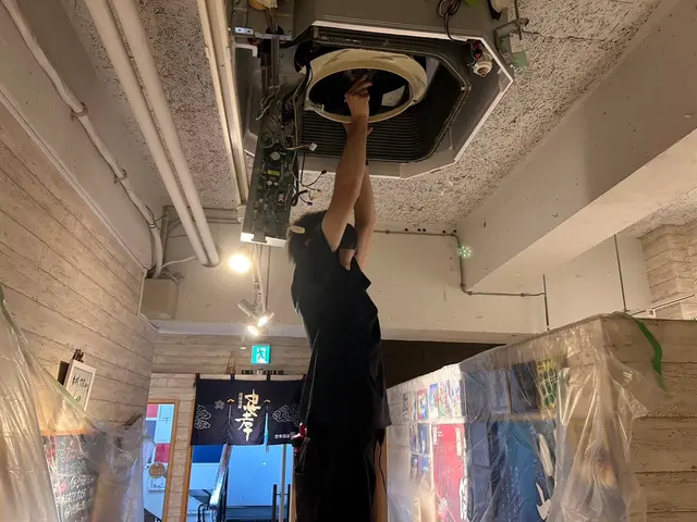 クリニックや商業施設のエアコン清掃も行ってます。腕に自信ありです。サービスの画像