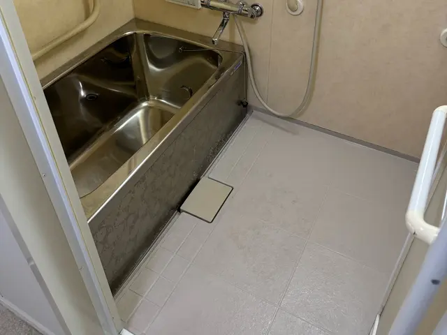 【Jリーガーがご訪問！】カビ、水垢、石鹸カスでのお悩みを解決！快適空間へサービスの画像