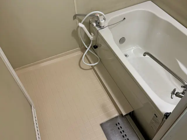 【Jリーガーがご訪問！】カビ、水垢、石鹸カスでのお悩みを解決！快適空間へサービスの画像