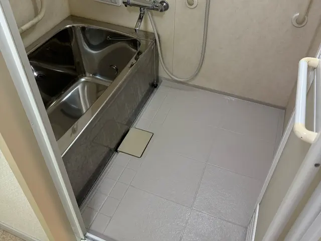 【Jリーガーがご訪問！】カビ、水垢、石鹸カスでのお悩みを解決！快適空間へサービスの画像