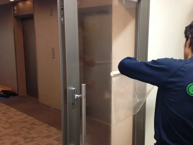 【フィルム専門・2級国家資格保有】1枚ずつ丁寧に。UV・目隠し・遮熱・断熱・防犯サービスの画像