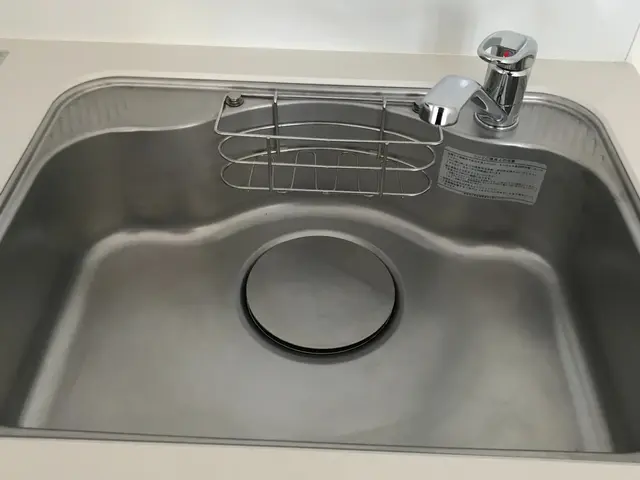 ガス台、シンク、蛇口、排水口、照明、棚、壁面までピカピカに仕上げます！サービスの画像