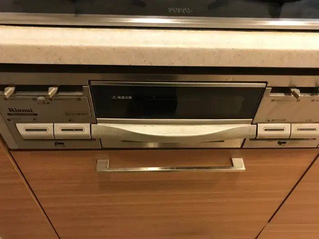 ガス台、シンク、蛇口、排水口、照明、棚、壁面までピカピカに仕上げます！サービスの画像