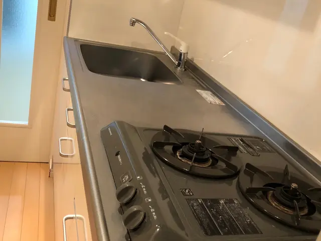 ガスコンロの油汚れ、流し台の水垢をピカピカに！魚焼きグリル内部は洗剤使いません。サービスの画像