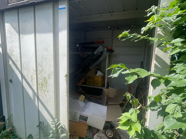 ★解体経験豊富★金属製物置/車庫解体、回収、中身の不用品回収も対応可能です。サービスの画像