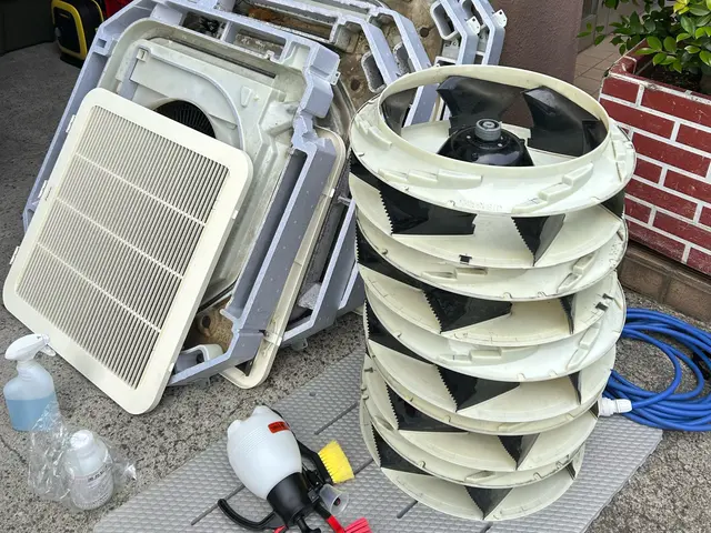 1.2.4方向！天吊りエアコンもご相談を！サービスの画像