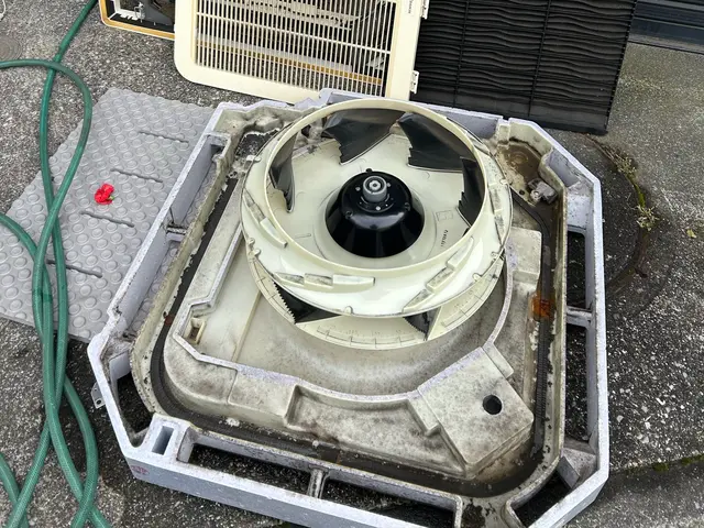 1.2.4方向！天吊りエアコンもご相談を！サービスの画像