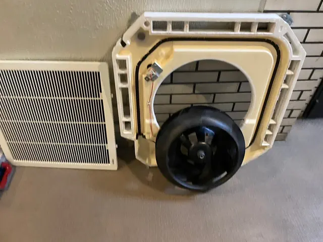 1.2.4方向！天吊りエアコンもご相談を！サービスの画像