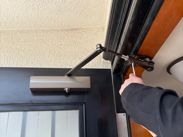 ドアクローザー交換｜閉まり不良・バタン改善サービスの画像