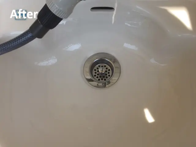 【ベランダの高圧洗浄】気になる汚れ、クリーニングでスッキリ！サービスの画像