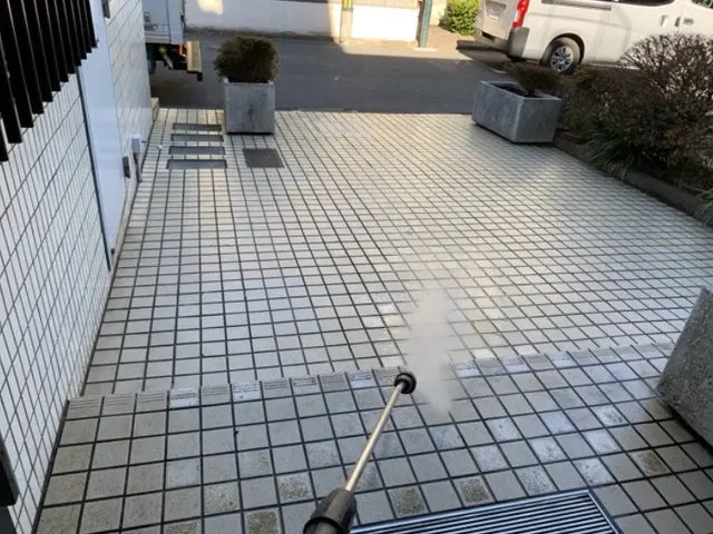 駐車場の高圧洗浄サービスの画像