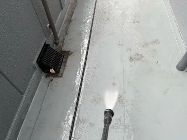 駐車場の高圧洗浄サービスの画像