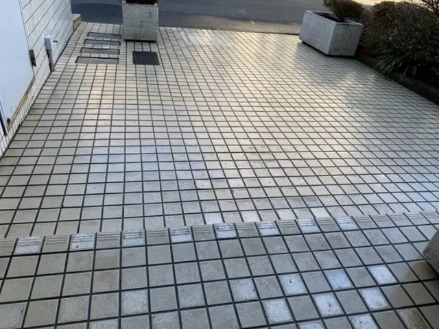 駐車場の高圧洗浄サービスの画像