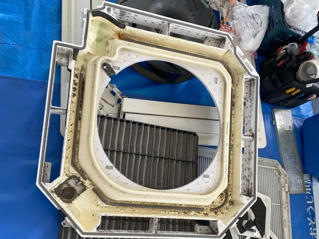 （家庭用天井埋め込みタイプ）エアコンクリーニング　店舗オフィス等キレイに！サービスの画像