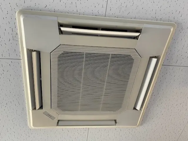 （家庭用天井埋め込みタイプ）エアコンクリーニング　店舗オフィス等キレイに！サービスの画像