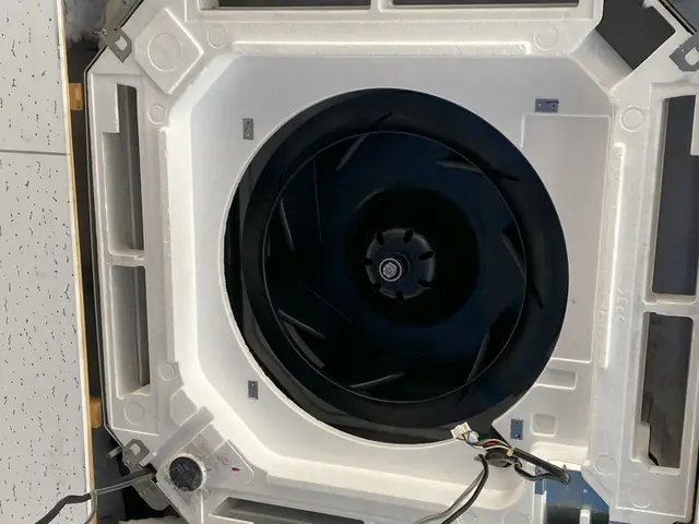 （家庭用天井埋め込みタイプ）エアコンクリーニング　店舗オフィス等キレイに！サービスの画像