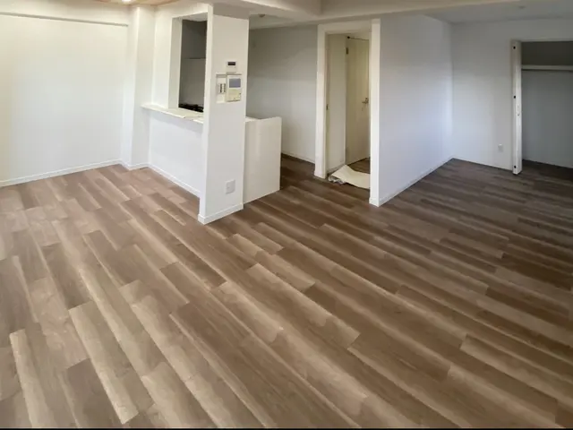 フロアタイル施工のことならお任せください！サービスの画像