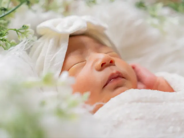 専門知識を兼ね備えたプロフォトグラファーによるニューボーンフォト撮影サービスの画像